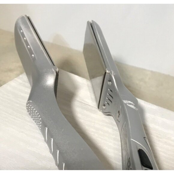 BaByliss PRO Caiman Silver Flat Iron Hair Straightener 1 1/4" 125V AC 60Hz 48W - Picture 9 of 10